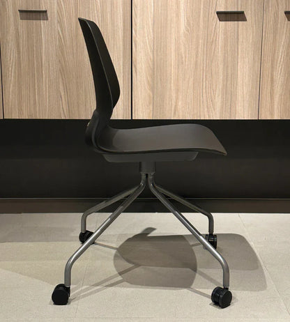 Silla Staryo Gris Oscuro Base Araña con Ruedas by Armo