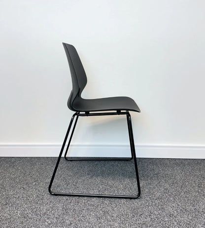 Silla Staryo Base Patín, Color Grafito, Apilable y Lavable