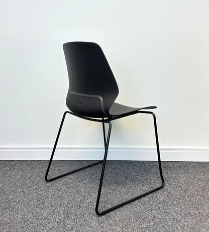 Silla Staryo Base Patín, Color Grafito, Apilable y Lavable